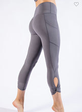 Load image into Gallery viewer, Rae Mode Capri Leggings w/ Pockets
